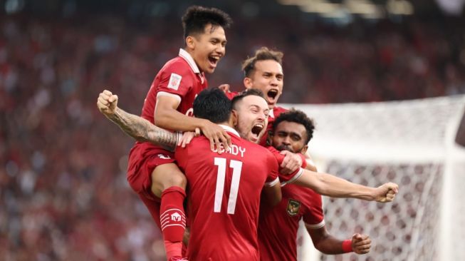 Para pemain timnas Indonesia merayakan gol Marc Klok ke gawang Thailand pada pertandingan hari ketiga Grup A Piala AFF 2022 yang digelar di SUGBK, Kamis (29/12/2022). [Foto: PSSI]