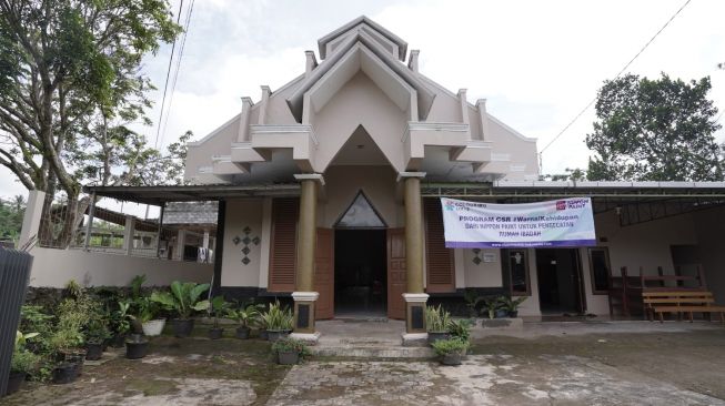 Mewarnai Natal dengan Revitalisasi 11 Gereja di Indonesia