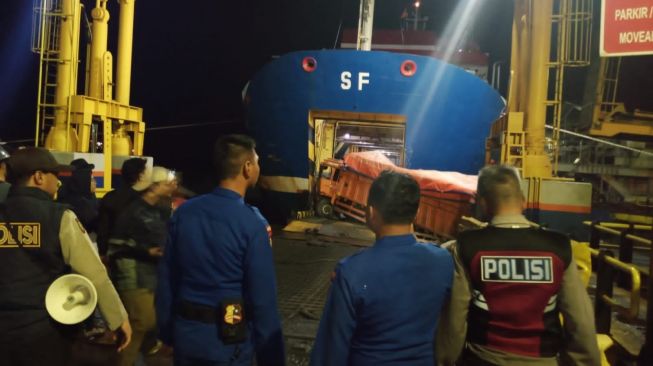 Cuaca Buruk, Truk Semen Kecebur di Laut Pelabuhan Merak