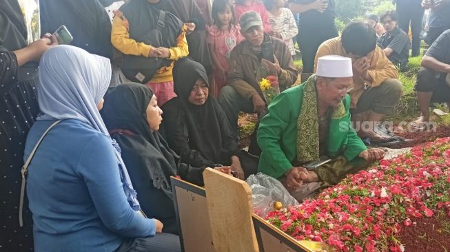 Tak Kuat Lihat Jenazah Pak Ogah, Anak Sampai Naik Lagi dari Liang Lahat