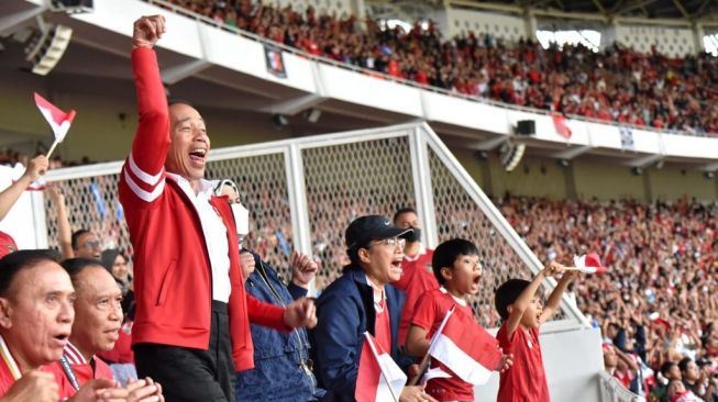 Presiden Joko Widodo atau Jokowi menyaksikan Piala AFF 2022 yang mempertemukan Timnas Indonesia melawan Thailand di Stadion Utama Gelora Bung Karno, Jakarta, Kamis (29/12/2022). [Ist/ Agus Suparto]