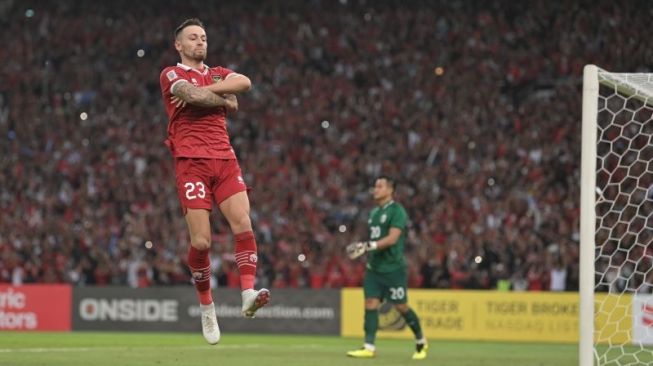 Gelandang Timnas Indonesia, Marc Klok melakukan selebrasi usai mencetak gol ke gawang Thailand pada pertandingan Grup A Piala AFF 2022 di Stadion Utama Gelora Bung Karno (SUGBK), Jakarta, Kamis (29/12/2022). [ANTARA FOTO/Akbar Nugroho Gumay]