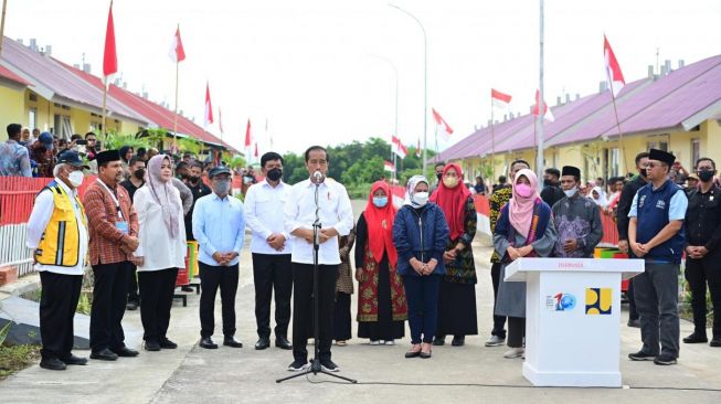 Presiden Joko Widodo atau Jokowi meninjau sekaligus meresmikan secara langsung hunian tetap (huntap) pascabencana badai siklon tropis seroja di Desa Tambe, Kecamatan Bolo, Kabupaten Bima, Nusa Tenggara Barat (NTB), Kamis (29/12/2022). [Muchlis Jr - Biro Pers Sekretariat Presiden]