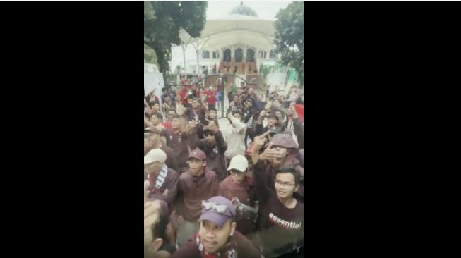 Suporter Indonesia Hadang Sambil Acungkan Jari Tengah ke Bus Timnas Thailand, Warganet Kesal: Si Paling Hooligans!