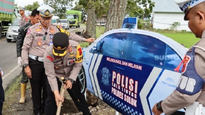 Antisipasi Kecelakaan, Polres Solok Pasang Replika Kendaraan Lalu Lintas di Titik Rawan