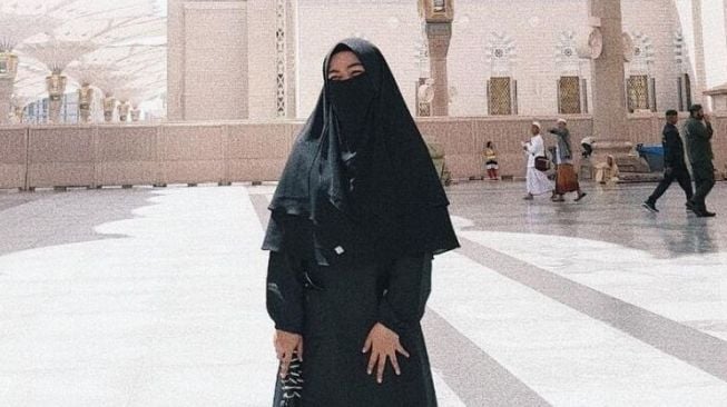 Potret artis pakai cadar saat umrah (Instagram/@riaricis1795)