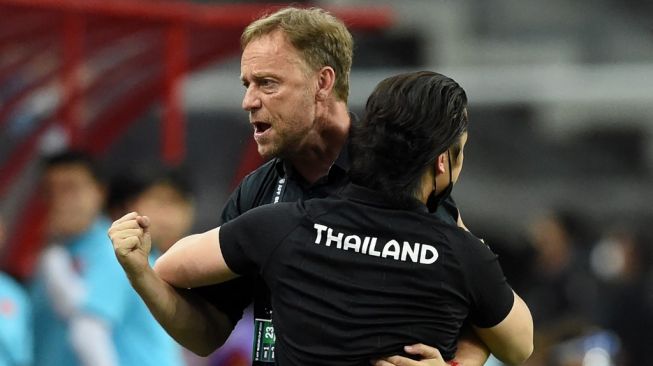 Pelatih Timnas Thailand, Alexandre Polking (kiri). [Roslan RAHMAN / AFP]