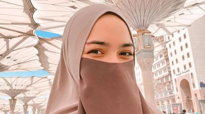 Potret artis pakai cadar saat umrah (Instagram/@citraciki)