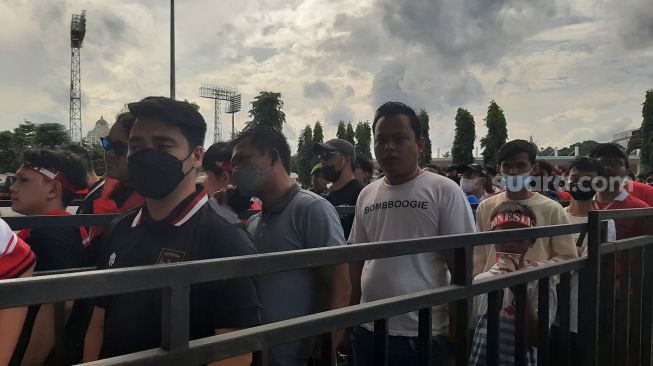 Antusias suporter Timnas Indonesia jelang menghadapi Thailand dalam laga ketiga Grup A Piala AFF 2022 di SUGBK, Senayan, Jakarta, Kamis (29/12/2022). [Suara.com/Adie Prasetyo Nugraha].