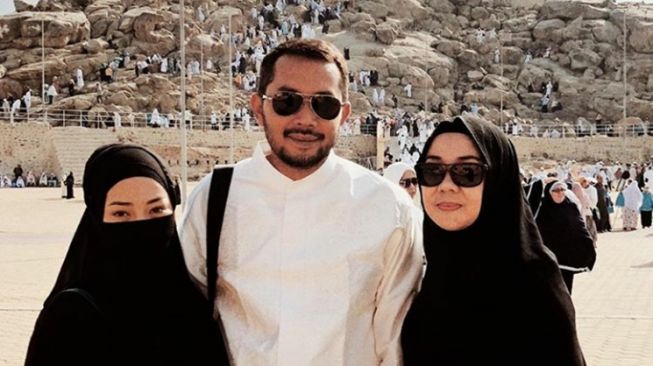 Potret artis pakai cadar saat umrah (Instagram/@nikitawillyofficial94)