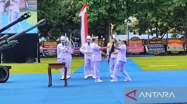 Panglima TNI, Laksamana TNI Yudo Margono, saat menyerahkan bendera panji "Jalesveva Jayamahe" kepada Kepala Staf TNI AL, Laksamana TNI Muhammad Ali, saat upacara serah terima jabatan kepala staf TNI AL di Mabesal Cilangkap, Jakarta Timur, Kamis (29/12/2022). ANTARA/Syaiful Hakim