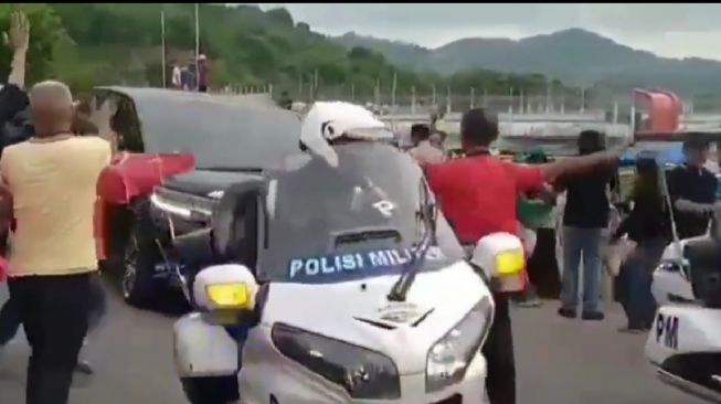 Sejumlah Pria Beratribut PDIP Hadang Mobil Jokowi di NTB, Ngapain?!