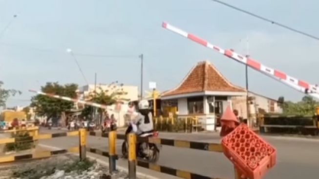 Nekat Terobos Palang Pintu Perlintasan KA, Pengendara Cewek Ini Kena Batunya