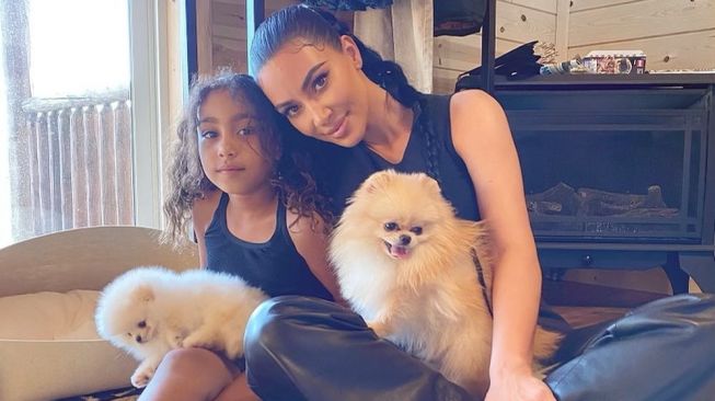 Dikenal Sultan, Kim Kardashian Biarkan Anjing-anjingnya Hidup di Garasi?