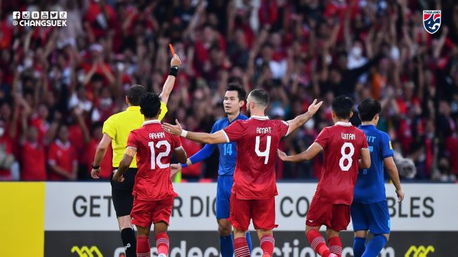 Pemain Timnas Thailand, Sanrawat Dechmitr (ketiga dari kiri) mendapat kartu merah langsung dari wasit usai menekel keras winger Timnas Indonesia, Saddil Ramdani dalam laga ketiga Grup A Piala AFF 2022 di Stadion Utama Gelora Bung Karno (SUGBK), Senayan, Jakarta, Kamis (29/12/2022). [Facebook: Changsuek]