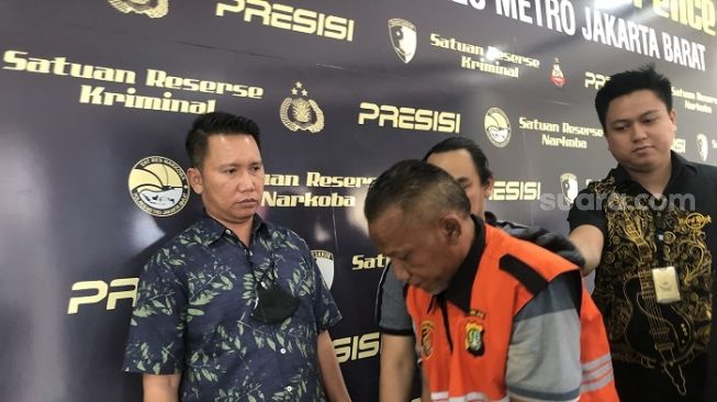 Ibu dan Bayi Tewas Disiram Air Keras, Rizal Pembunuh Istri Siri di Cengkareng jadi 'Ayam Sayur' saat Dipamerkan Polisi