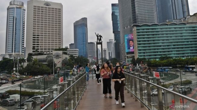 Ditutup! Warga Terpaksa Urungkan Niat Berfoto di Anjungan Halte Bundaran HI Saat Malam Tahun Baru