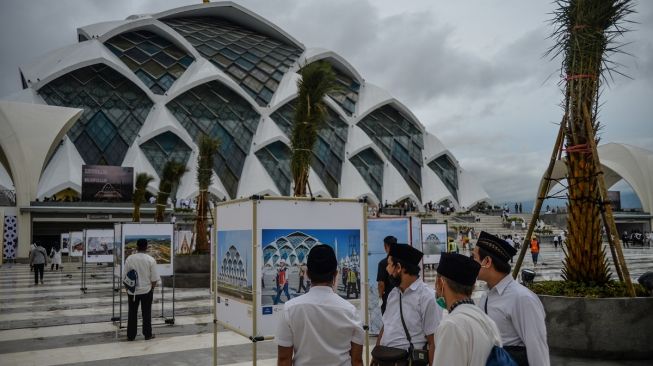 Sejumlah warga melihat sebuah karya pada pameran foto Masjid Raya Al Jabbar di Gedebage, Bandung, Jawa Barat, Jumat (30/12/2022). [ANTARA FOTO/Raisan Al Farisi]