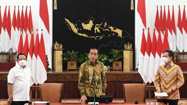 Presiden Joko Widodo atau Jokowi di dampingi Menkes Budi Gunadi Sadikin dan Mendagri Tito Karnavian saat mengumumkan pencabutan kebijakan PPKM di Istana Negara, Jakarta. [Foto: Kris - Biro Pers Sekretariat Presiden]