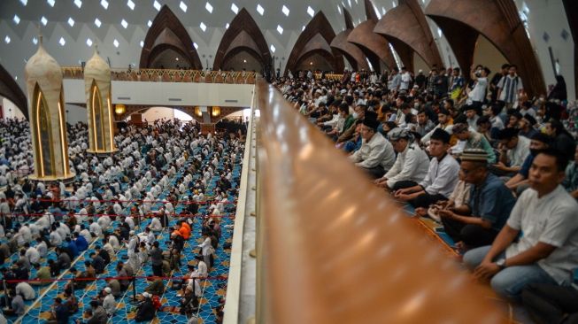 Sejumlah jamaah mendengarkan khutbah jumat usai peresmian Masjid Raya Al Jabbar di Gedebage, Bandung, Jawa Barat, Jumat (30/12/2022). [ANTARA FOTO/Raisan Al Farisi]