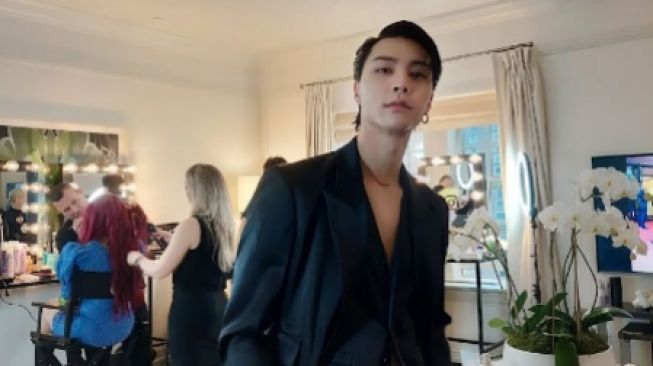 Johnny NCT Terpilih Jadi 'Best Red Carpet Look of 2022' Versi Teen Vouge