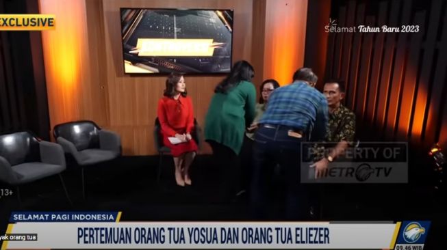 Momen Pertama Kali Bertemu, Orang Tua Bharada E Langsung Minta Maaf ke Orang Tua Brigadir J