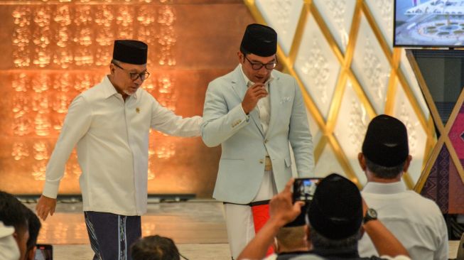 Menteri Perdagangan Zulkifli Hasan (kiri) berbincang bersama Gubernur Jawa Barat Ridwan Kamil (kanan) saat peresmian Masjid Raya Al Jabbar di Gedebage, Bandung, Jawa Barat, Jumat (30/12/2022).[ANTARA FOTO/Raisan Al Farisi]