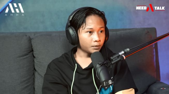 Fajar sadboy saat diundang di podcast Need A Talk bersama Atta Halilintar. (screenshot/YouTube Need A Talk)