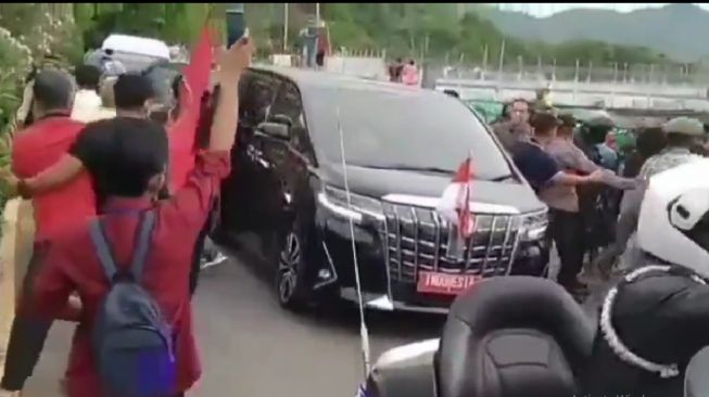 Mobil yang ditumpangi Presiden Joko Widodo atau Jokowi dihadang sejumlah pria beratribut PDIP di kawasan Kabupaten Bima, Nusa Tenggara Barat (NTB), Kamis (29/12/2022). (Twitter)
