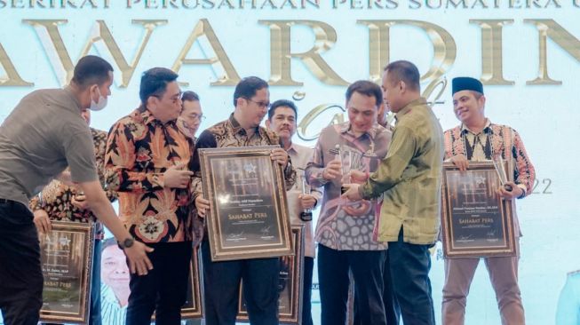 Bobby Nasution Terima Penghargaan Sahabat Pers dari SPS Sumut