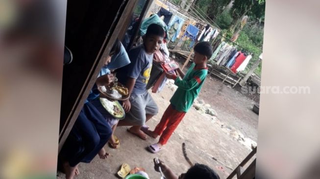 Anak-anak asuh Sri Chandra Nurlaili saat menikmati makan siang. [Dok.Istimewa]