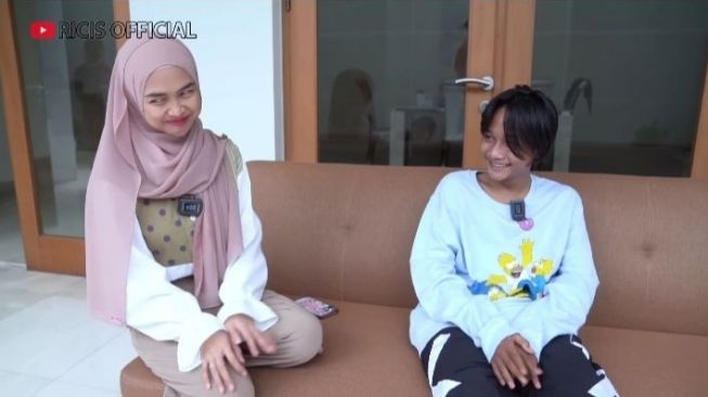 Momen Fajar Sadboy Main ke Rumah Ria Ricis (YouTube/Ricis Official)