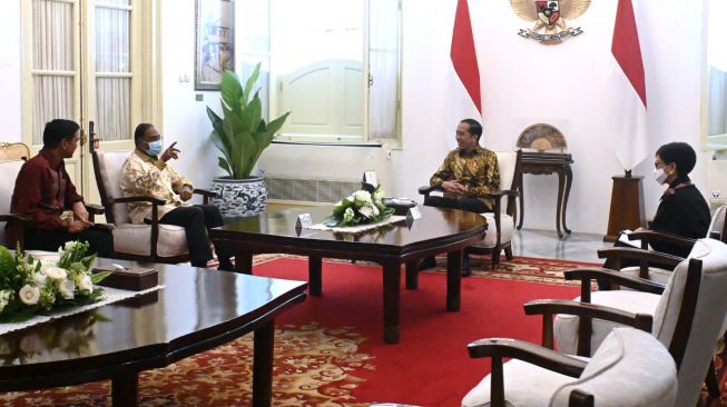 Presiden Joko Widodo menerima Menteri Luar Negeri Malaysia Dato' Seri Diraja Zambry Abdul Kadir beserta delegasi di Istana Merdeka, Jakarta, Jumat (30/12/2022). (Kris - Biro Pers Sekretariat Presiden)