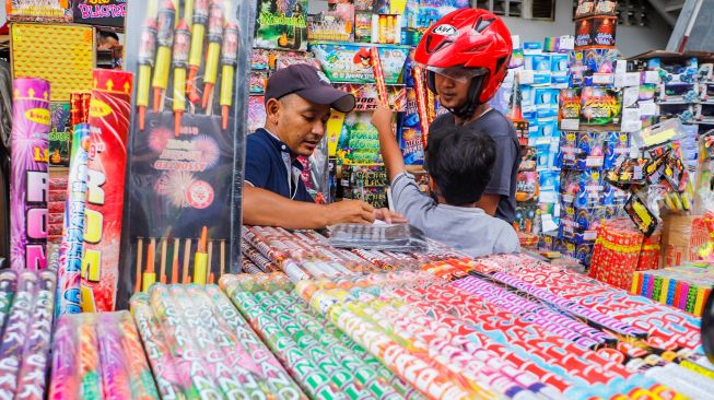 Jelang Tahun Baru, Pedagang Kembang Api dan Terompet Penuhi Pasar Asemka