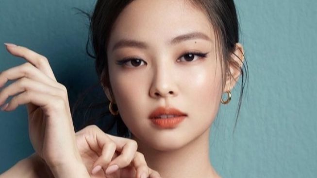 Outfit Jennie BLACKPINK Berkerudung Saat Kunjungi Masjid Abu Dhabi Jadi Sorotan, Total Harganya Fantastis!