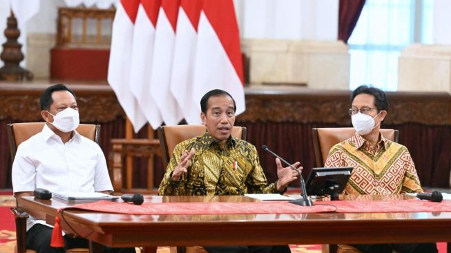 Presiden Joko Widodo atau Jokowi di dampingi Menkes Budi Gunadi Sadikin dan Mendagri Tito Karnavian saat mengumumkan pencabutan kebijakan PPKM di Istana Negara, Jakarta. [Foto: Kris - Biro Pers Sekretariat Presiden]