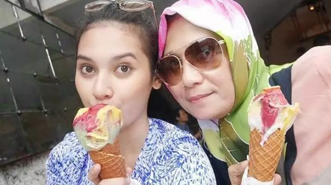 Potret Kebersamaan Indah Permatasari dan Ibunda (Instagram/flower_iranayapenda08)