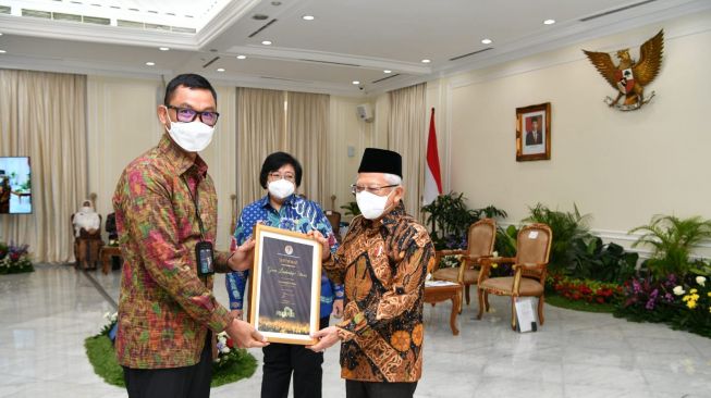 Pimpin PLN Sebagai Pilar Transisi Energi Nasional, Darmawan Prasodjo Dianugerahi Green Leadership Utama dari Pemerintah