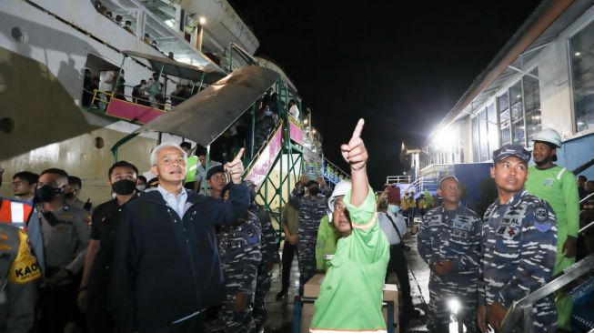 Ganjar Lepas KM Kelimutu yang Bawa Bantuan Sembako untuk Warga Karimunjawa yang Terjebak Cuaca Ekstrem