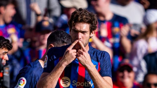 Bek sayap kiri Barcelona, Marcos Alonso melakukan selebrasi usai mencetak gol pembuka timnya dalam laga pekan ke-15 Liga Spanyol 2022-2023 antara Barcelona vs Espanyol di Camp Nou, Sabtu (31/12/2022). [Twitter/@FCBarcelona_es]