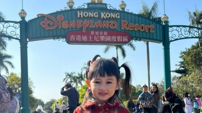 Potret keluarga Kartika Putri liburan di Hong Kong (Instagram/@kartikaputriworld)