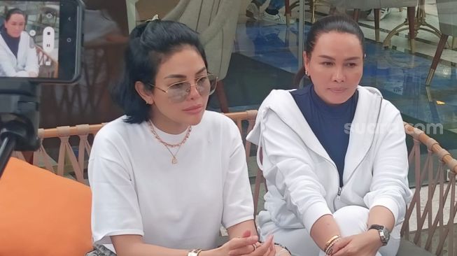 Nikita Mirzani bersama sahabat, Fitri Salhuteru saat menggelar konferensi pers terkait putusan bebas yang baru saja ia terima, di kawasan Senayan, Jakarta Pusat, Jumat (31/12/022). [Rena Pangesti/Suara.com]