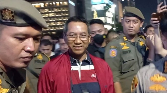 Disambut Petasan Saat Sapa Warga Perayaan Malam Tahun Baru di Bundaran HI, Heru Budi: Biarin Aja!