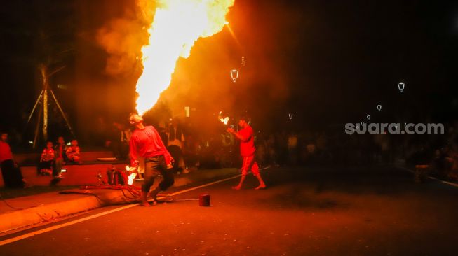 Seniman menampilkan atraksi api saat perayaan tahun baru 2023 di Taman Mini Indonesia Indah (TMII), Jakarta Timur, Sabtu (31/12/2022). [Suara.com/Alfian Winanto,]