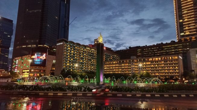 Suasana jelang perayaan malam tahun baru di Bundaran HI, Jakarta, Sabtu (31/12/2022). [Suara.com/Rakha]