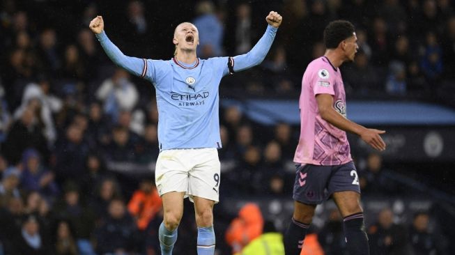 Striker Manchester City asal Norwegia, Erling Haaland bereaksi setelah memenangkan tendangan bebas selama pertandingan pekan ke-18 Liga Inggris antara Manchester City vs Everton di Stadion Etihad di Manchester, barat laut Inggris, pada 31 Desember 2022.Oli SCARFF/AFP.