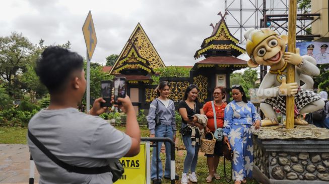 Jelang Perayaan Tahun Baru, TMII Dipadati Pengunjung