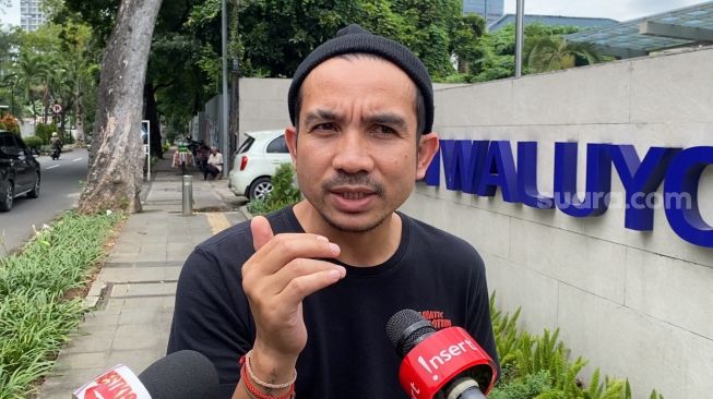 Ricky Komo menceritakan kondisi kakak iparnya, Indra Bekti yang saat ini masihi menjalani perawatan setelah operasi di RS Abdi Waluyo, Menteng, Jakarta Pusat, Sabtu (31/12/2022). [Adiyoga Priyambodo/Suara.com]