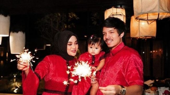 Ngejreng Serba Merah! Potret Keluarga Atta Halilintar - Aurel Hermansyah Rayakan Malam Tahun Baru. (Dok: Instagram/AttaHalilintar)