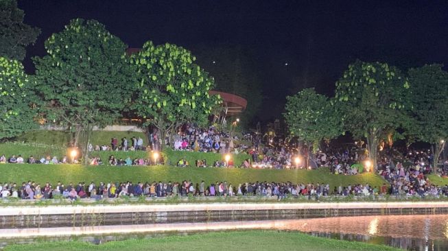 Semarak perayaan malam tahun baru di TMII Jakarta Timur, Sabtu (31/12/2022). [Suara.com/Yaumal]